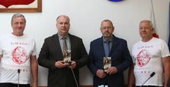 Pamiątkowe statuetki dla wójta i przewodniczącego rady