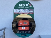 Defibrylator AED na budynku Krytej Pływalni w Naprawie