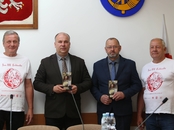 Pamiątkowe statuetki dla wójta i przewodniczącego rady